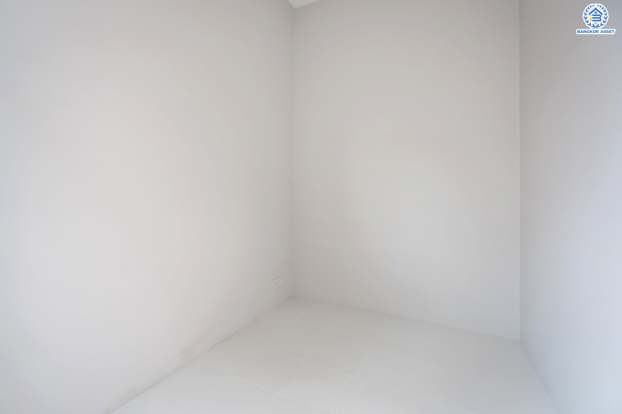 บ้านมือสองตกแต่งใหม่ ม.เดอะซิตี้ ราชพฤกษ์-ปิ่นเกล้า หลังมุม เนื้อที่ 71.8 ตร.ว. ดีไซน์ตอบทุกไลฟ์สไตล์ ฟังก์ชัน 3 ห้องนอน 5 ห้องน้ำ 1 ห้องอเนกประสงค์ 1 ห้องแม่บ้าน จอดรถได้ 2 คัน บนทำเลติดถนนใหญ่ เชื่อมต่อทุกเส้นทาง ใกล้รถไฟฟ้าสายสีม่วง "สถานีบางรักใหญ่" และจุดขึ้นทางด่วน "ศรีรัช"